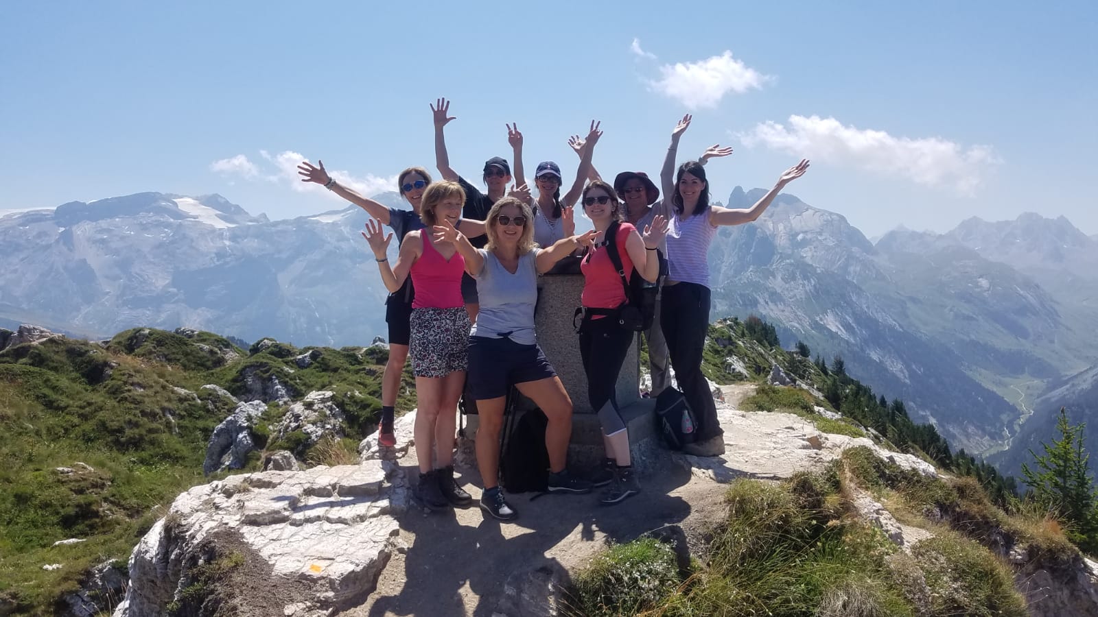 groupe de femmes en montagne